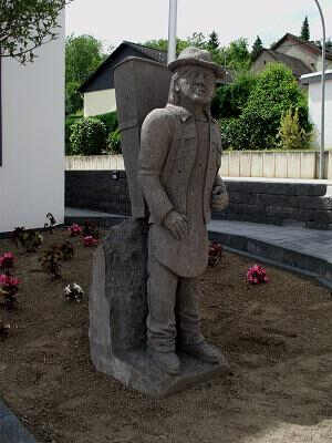 Steinfigur vorm Bürgerhaus