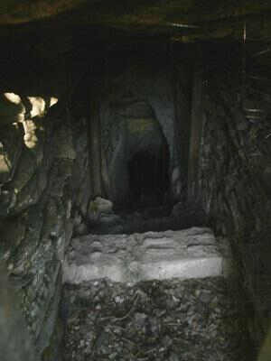 Blick vom Eingang in den alten Treppenschacht