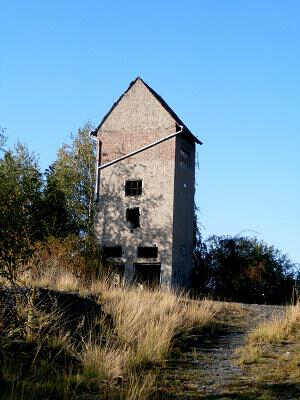 Die Grube Wibert aus heutiger Sicht. Es steht nur noch die alte Stromversorgung.
